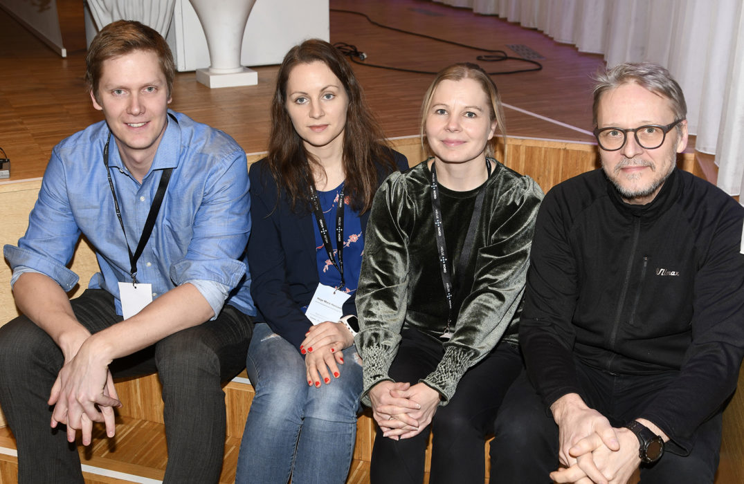 En gruppe mennesker som satt sammen og smilte