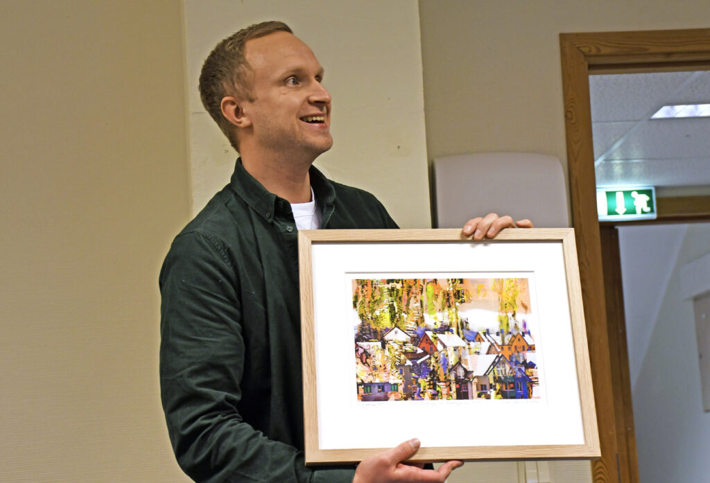 Magnus Fusdahl med kunstbilde