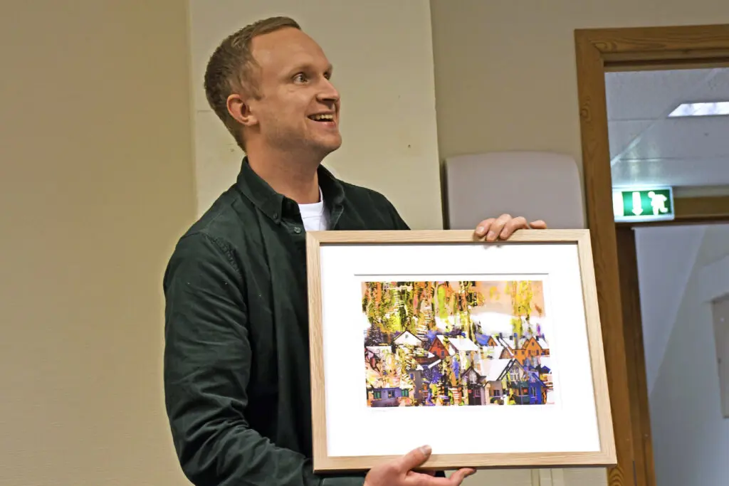 Magnus Fusdahl med kunstbilde