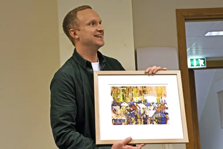Magnus Fusdahl med kunstbilde