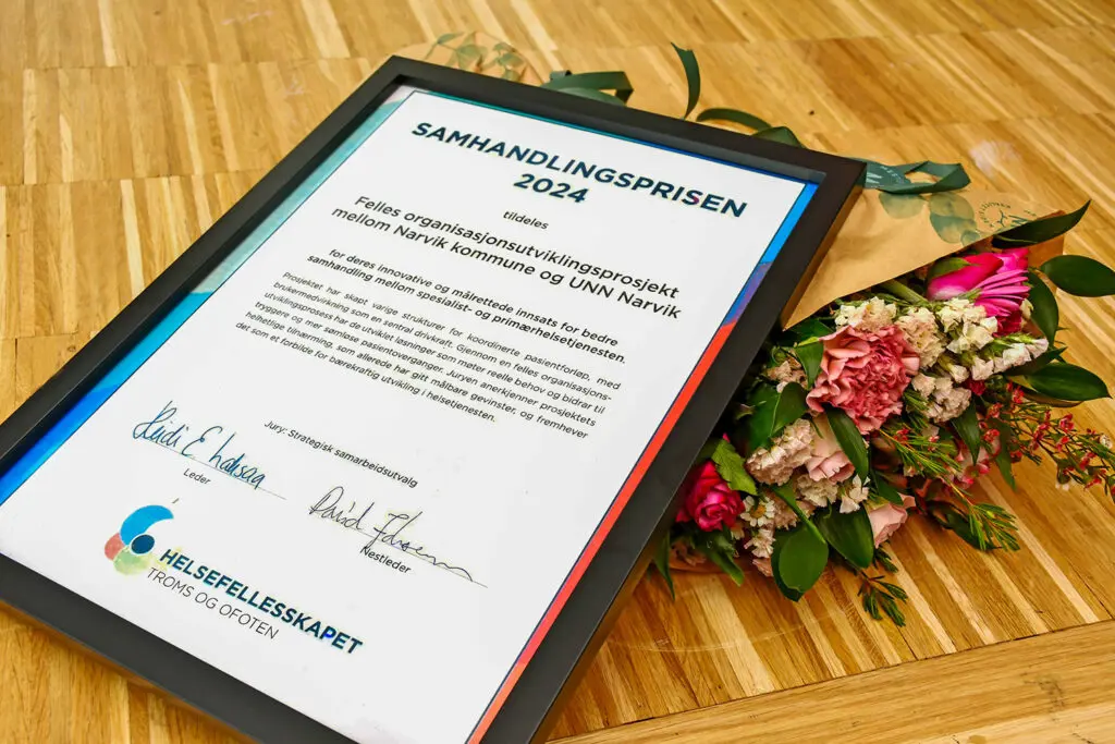 Prisdiplom og blomster