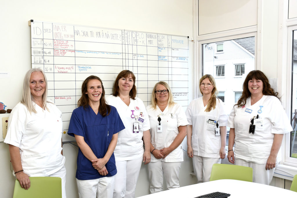 En gruppe kvinner som poserer for et bilde