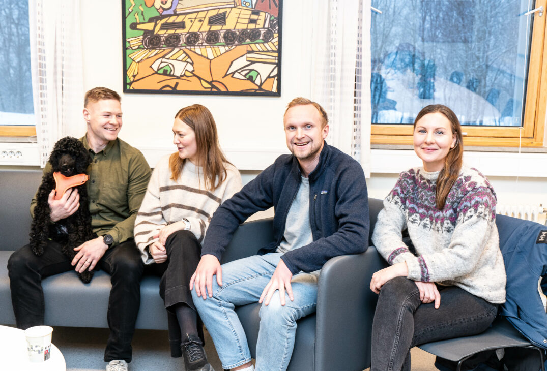 Fire personer i utadrettet team pluss en hund