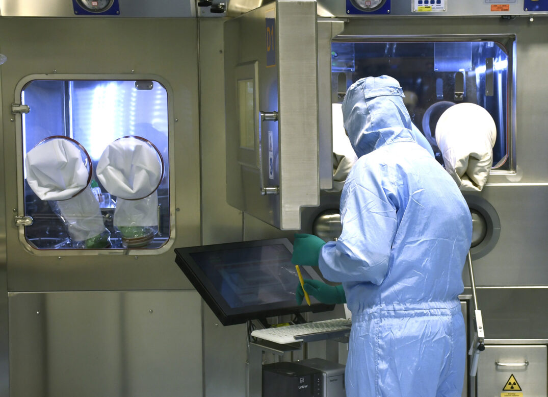 En gruppe mennesker i et rom