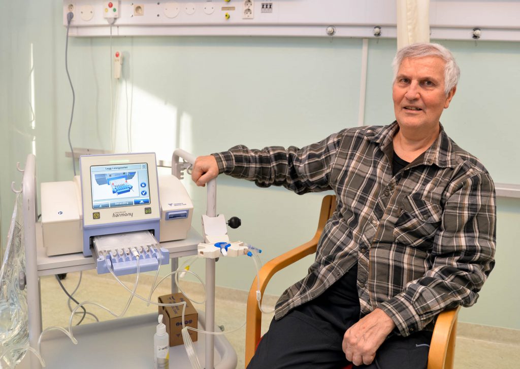 En mann som sitter i en stol