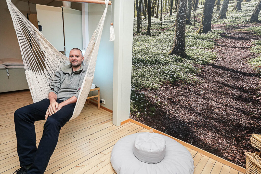 Sittende i hengekøye