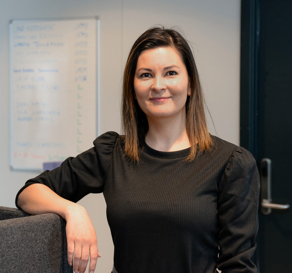 En kvinne som sitter i en stol