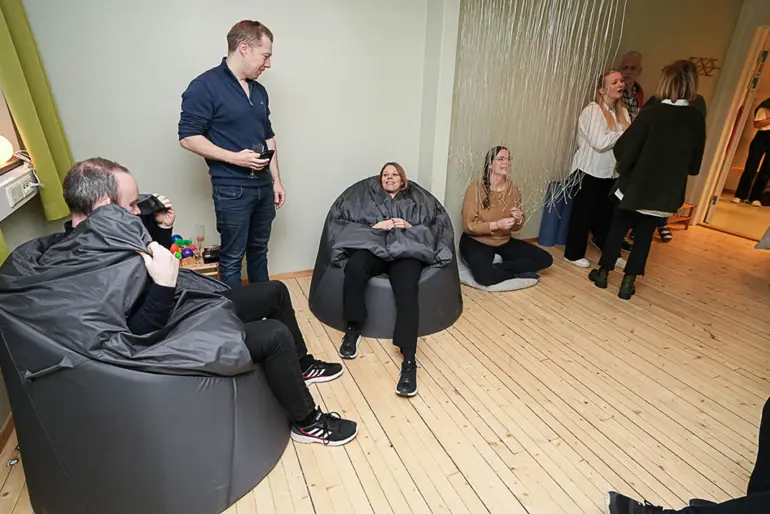 Folk i sanserommet