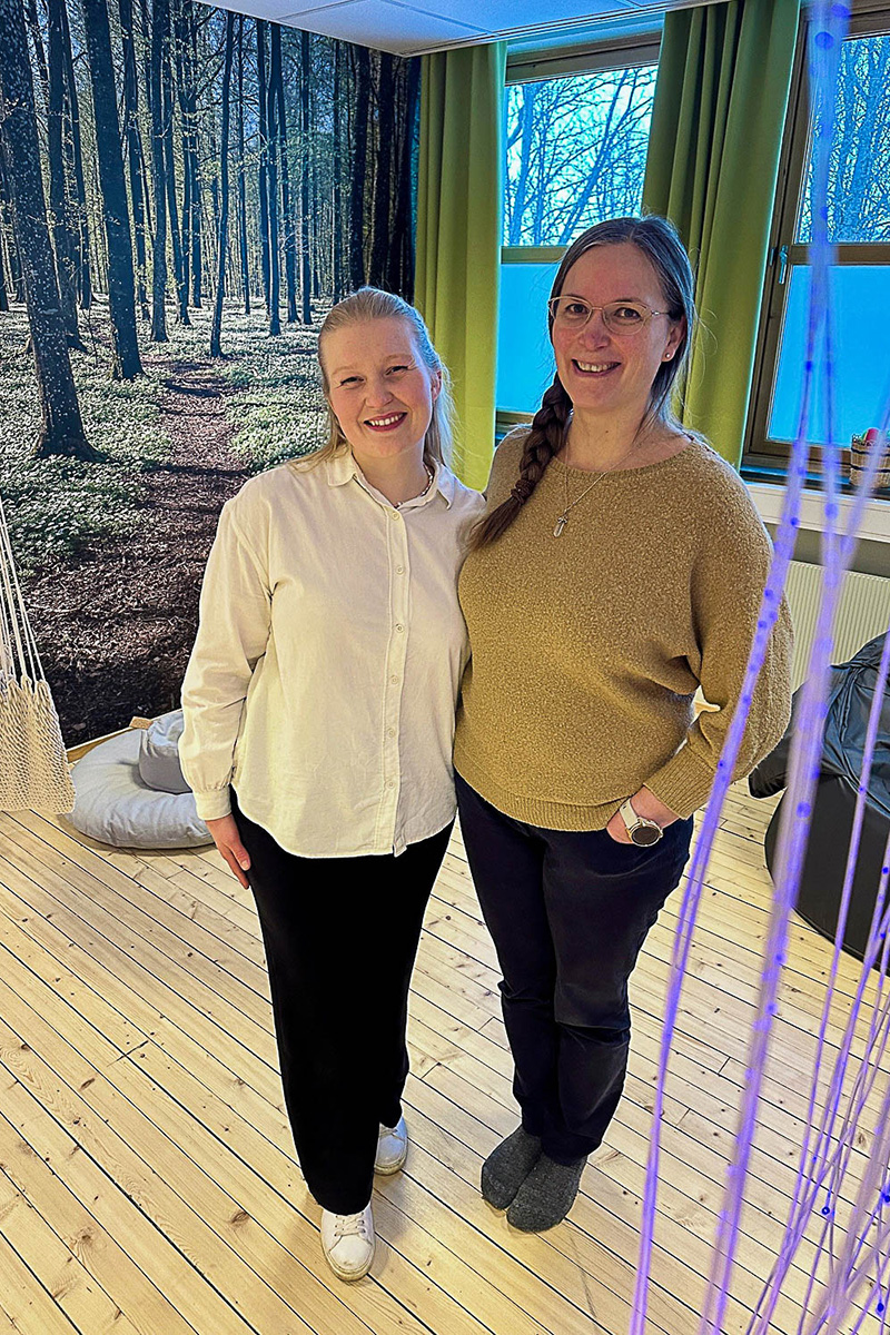 To damer foran naturtapet