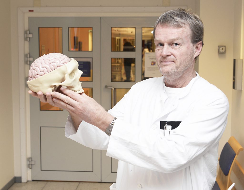 En mann som holder en sandwich