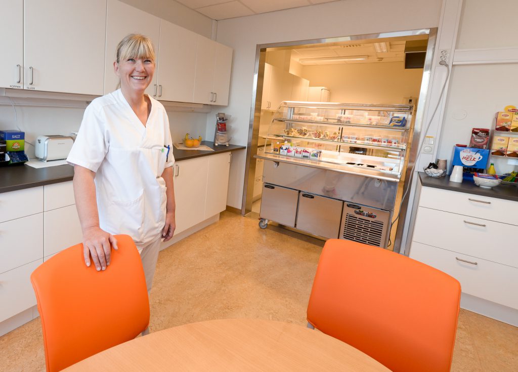 En kvinne som står på et kjøkken