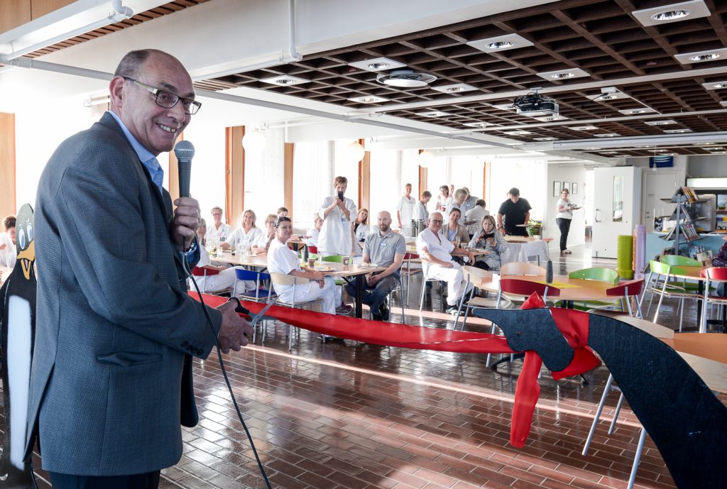 En mann som holder en mikrofon