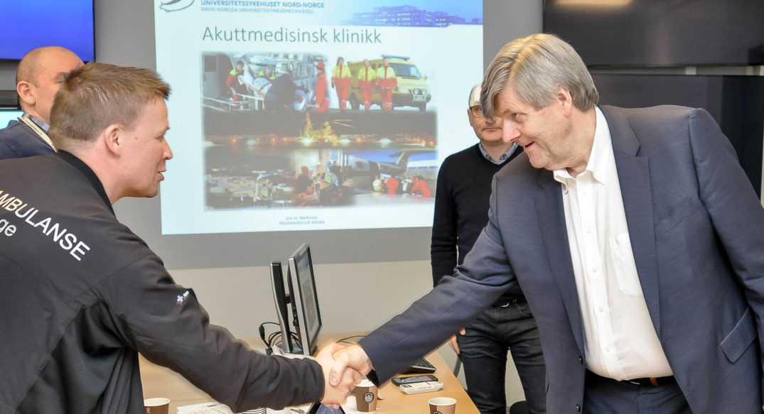 Noen menn som håndhilste