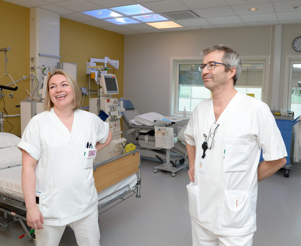 En mann og en kvinne i hvite laboratoriefrakker