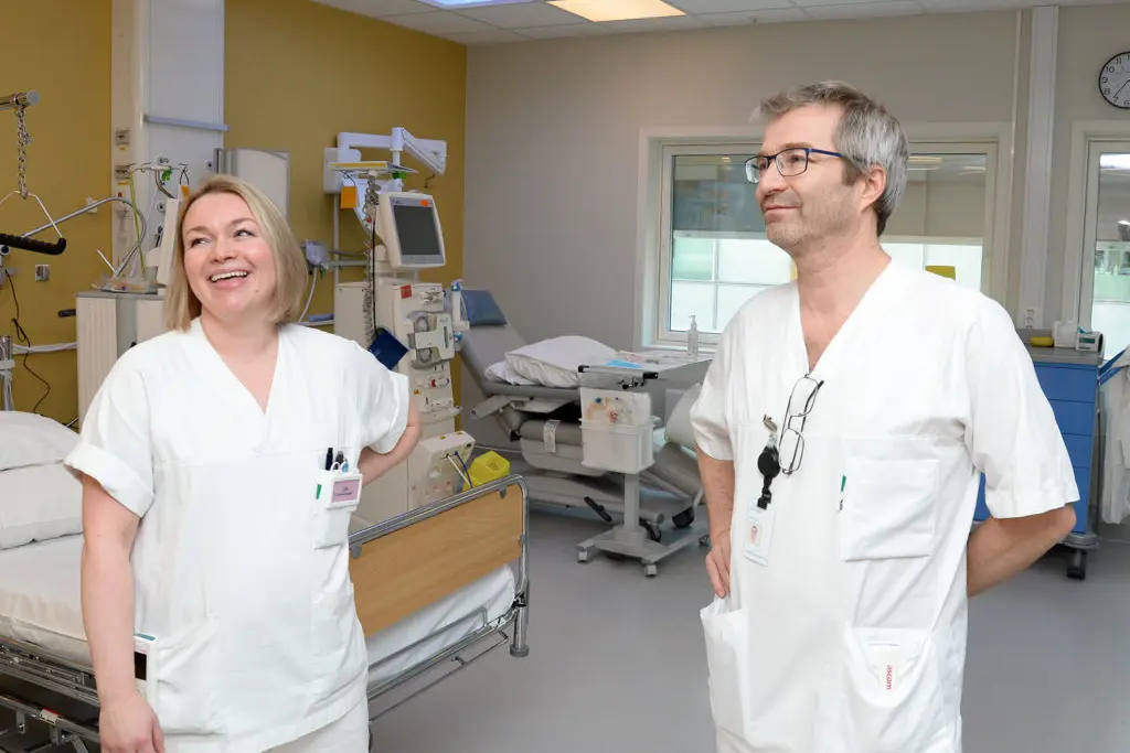 En mann og en kvinne i hvite laboratoriefrakker