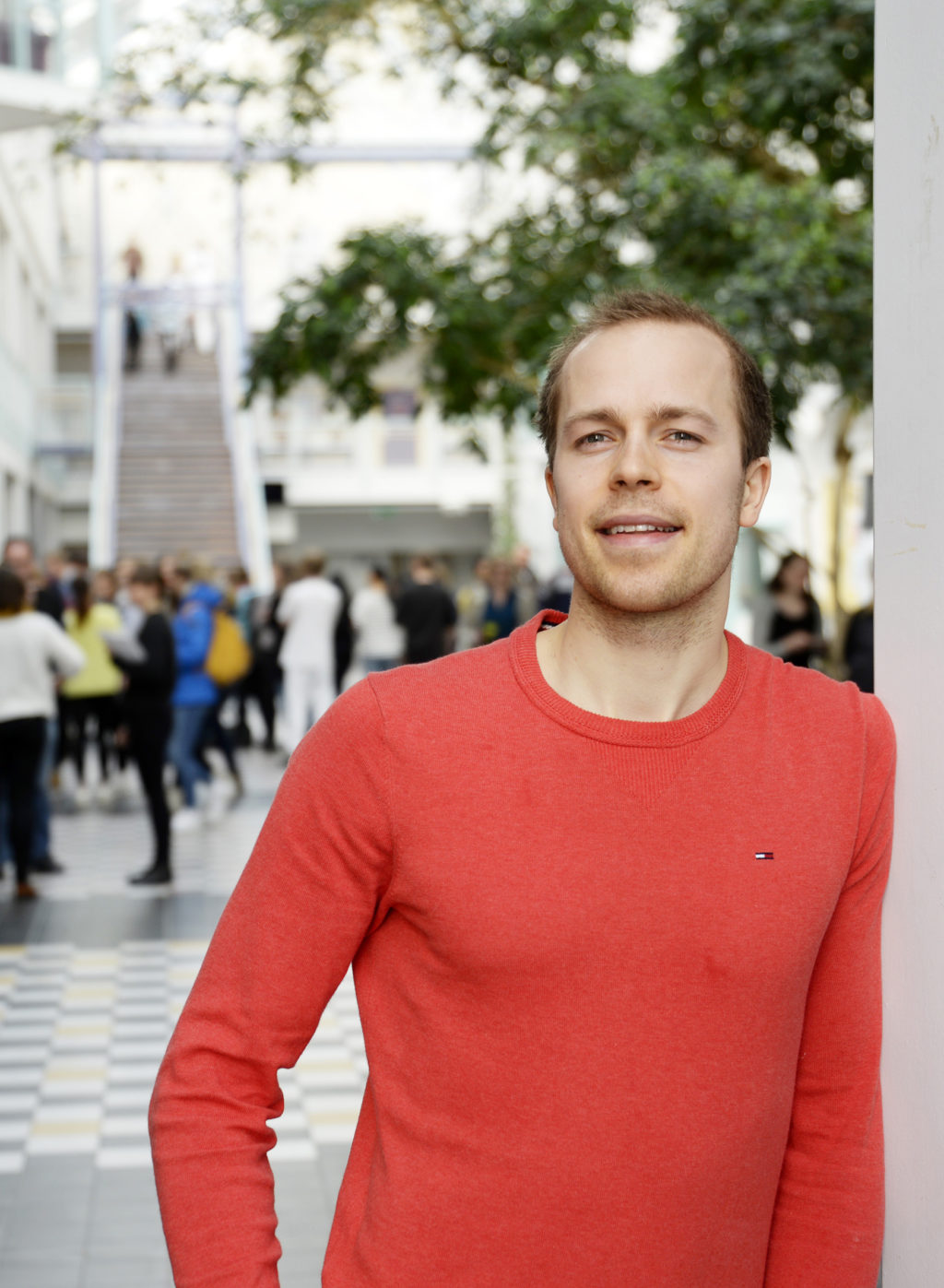 En person i rød skjorte