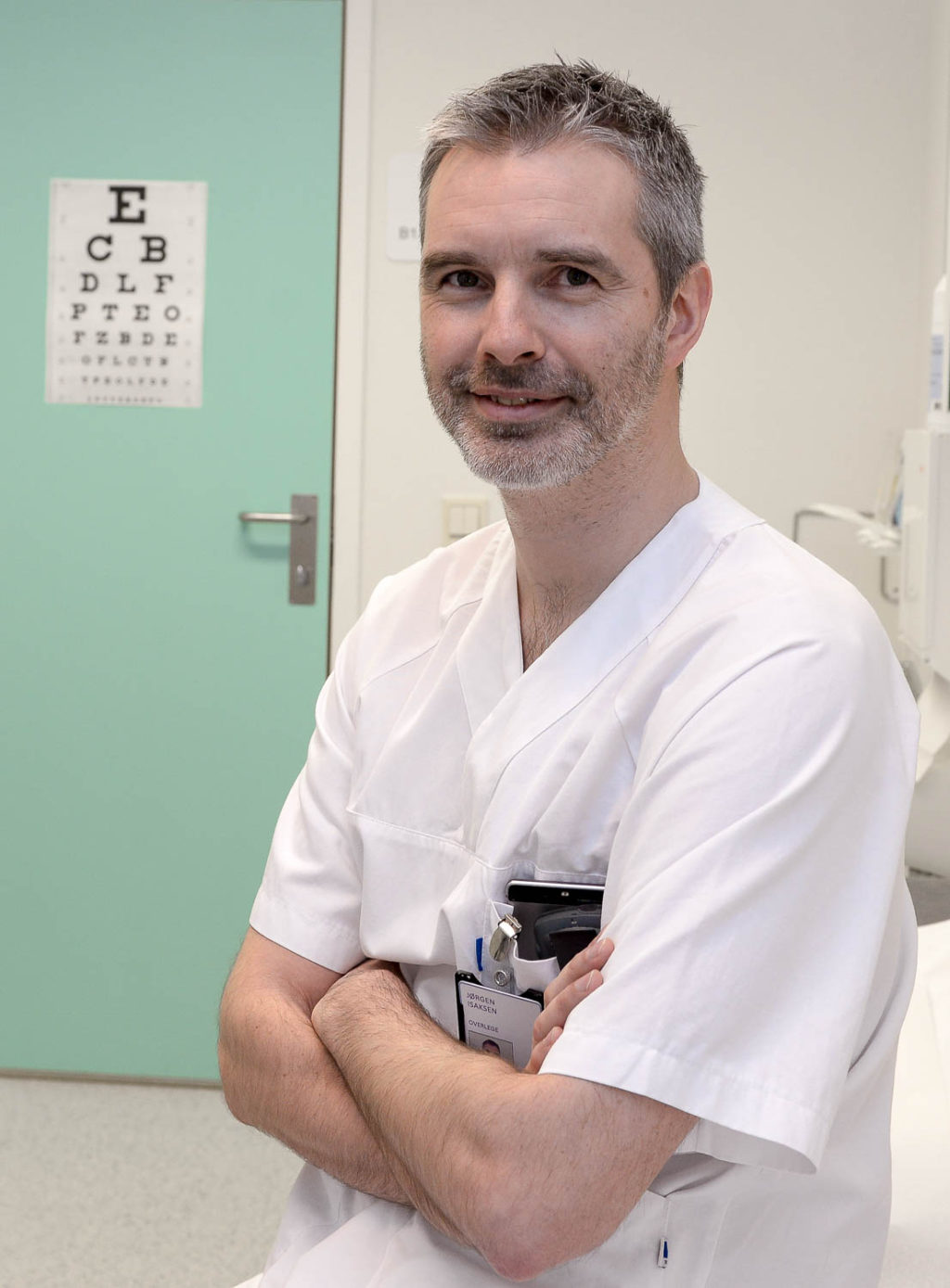 En mann med armene i kors