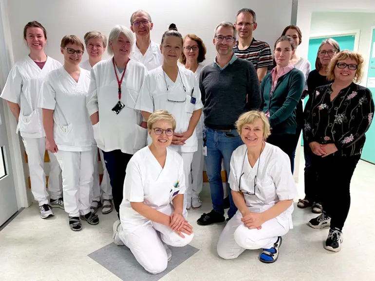 En gruppe mennesker som poserer for et bilde