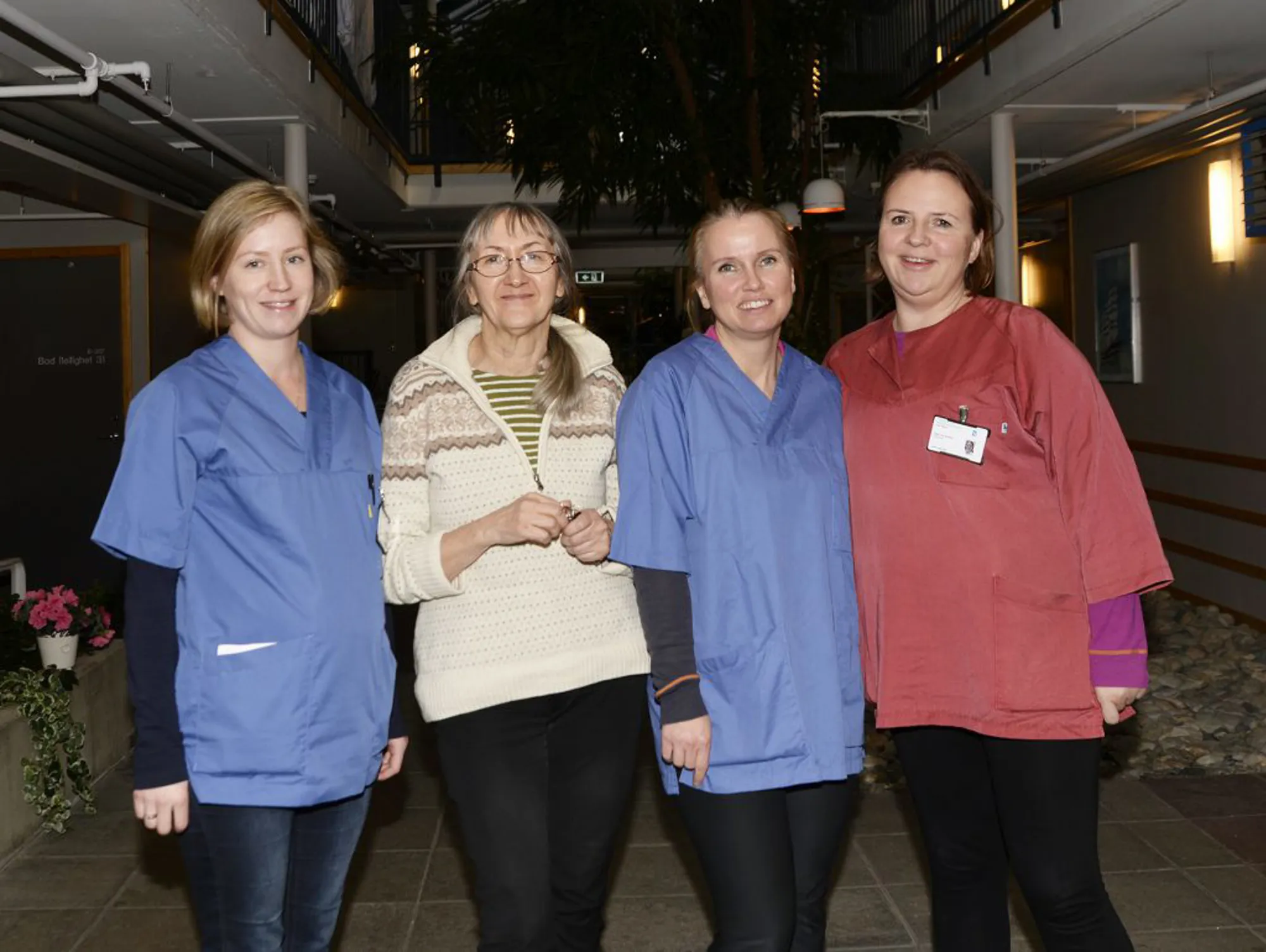 En gruppe kvinner som poserer for et bilde