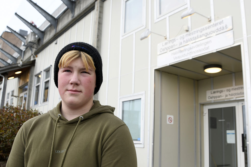 En mann med hodetelefoner