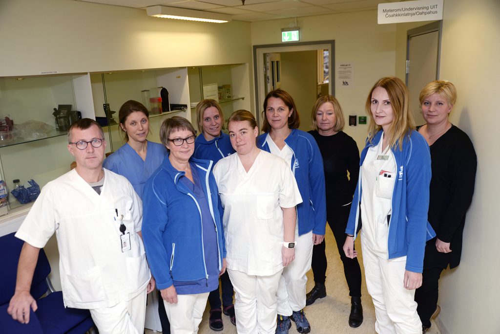 En gruppe mennesker som poserer for et bilde