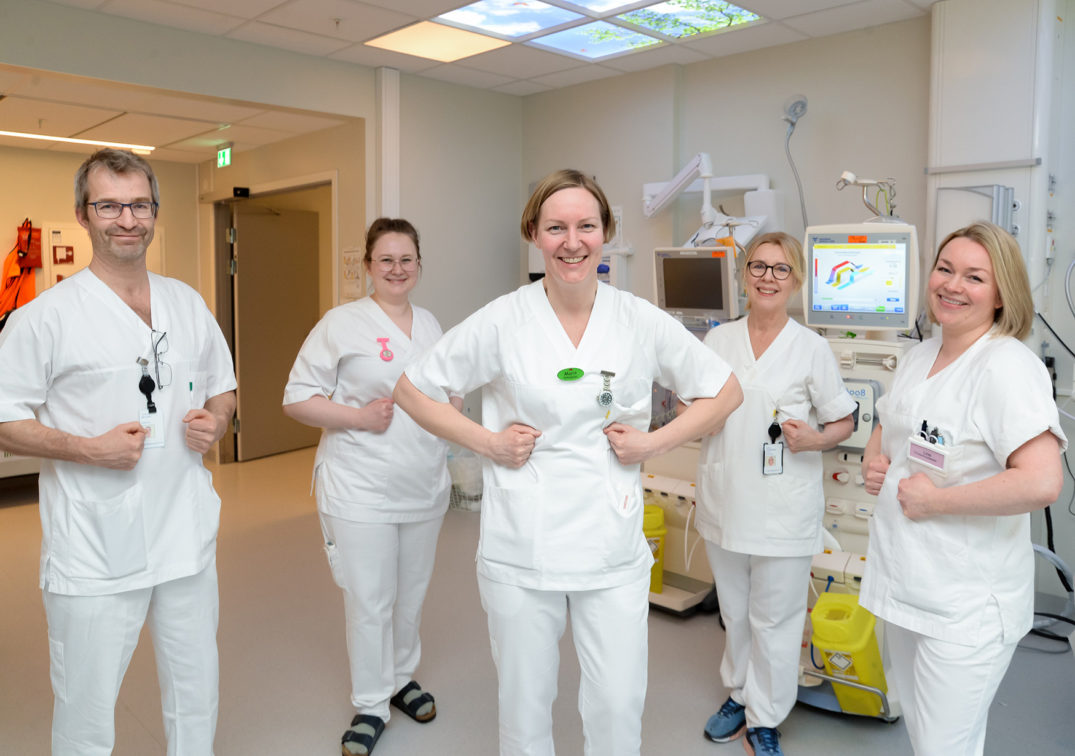 En gruppe mennesker iført hvite laboratoriefrakker