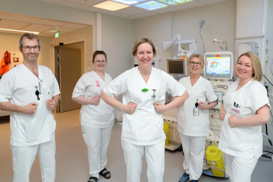 En gruppe mennesker iført hvite laboratoriefrakker