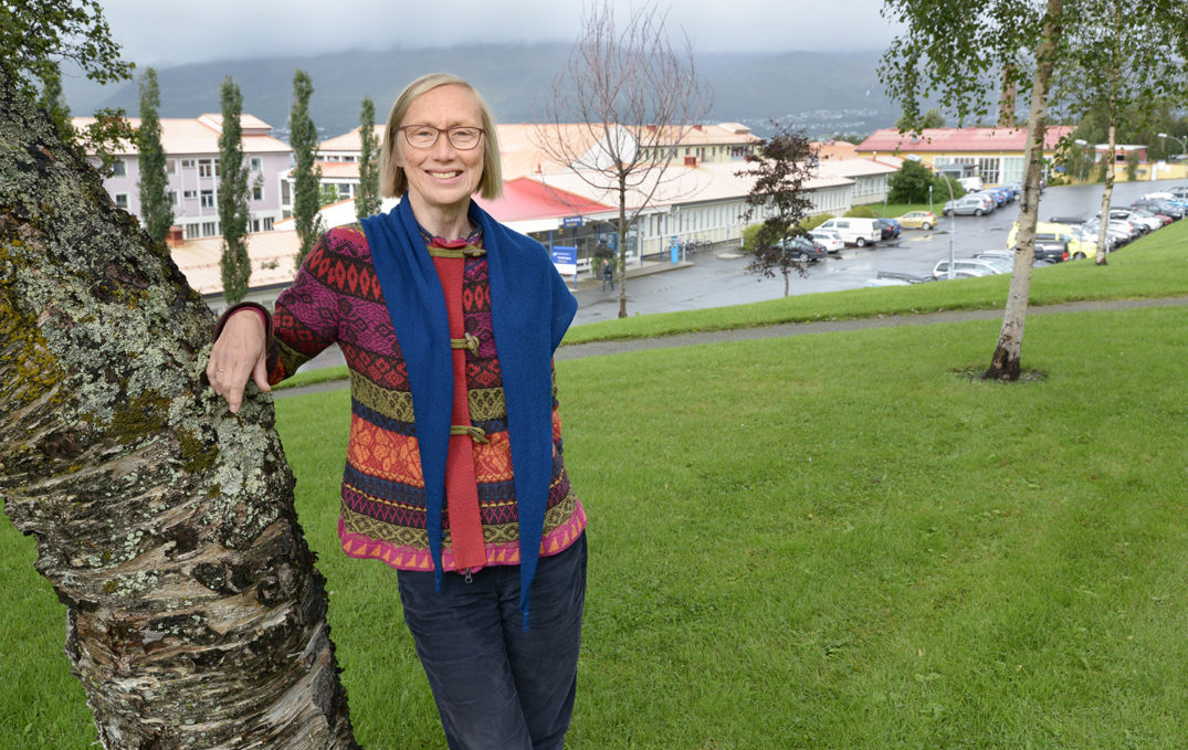 En person som står ved siden av et tre