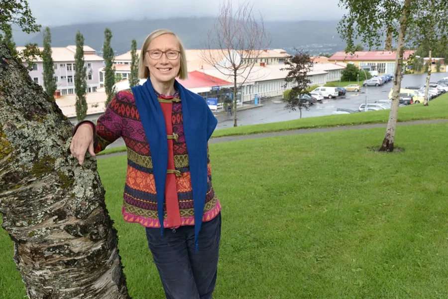 En person som står ved siden av et tre