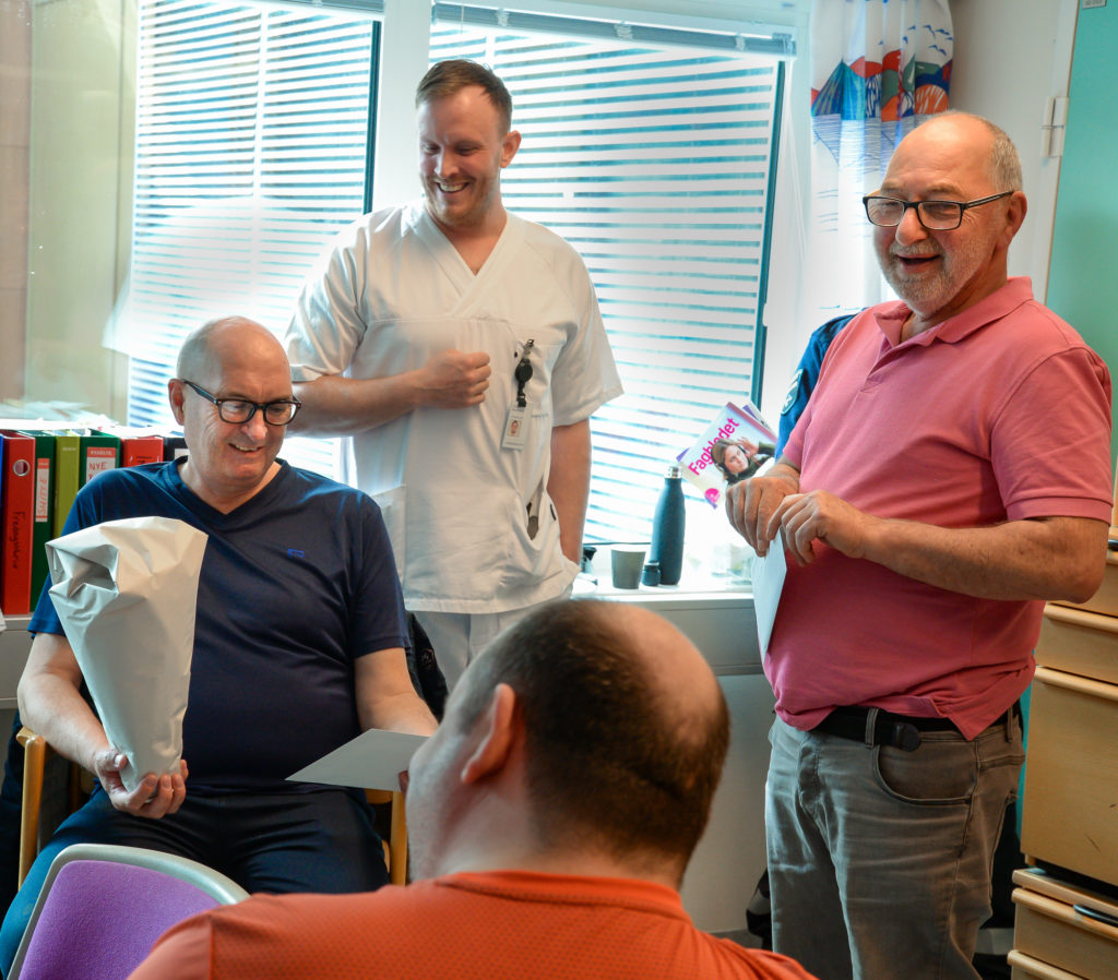 En gruppe mennesker i et rom