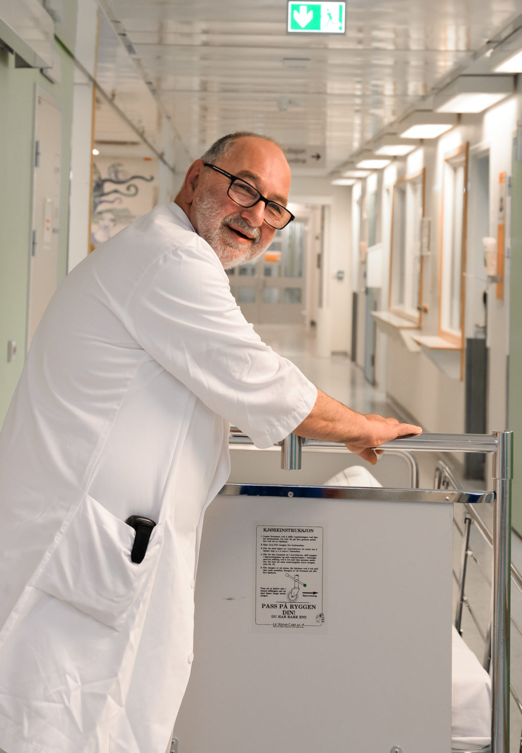 En mann i hvit frakk