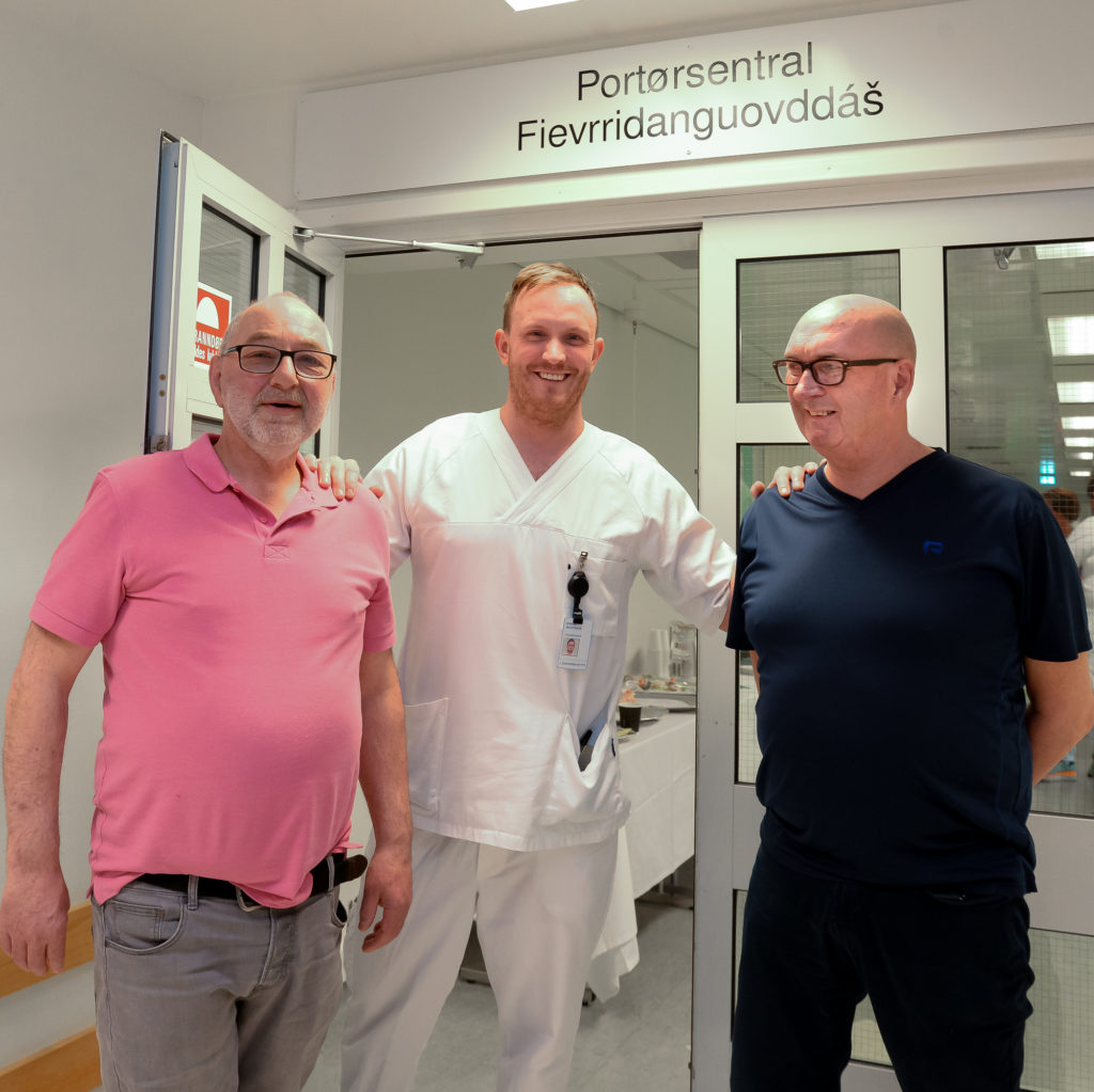 En gruppe menn poserer for et bilde