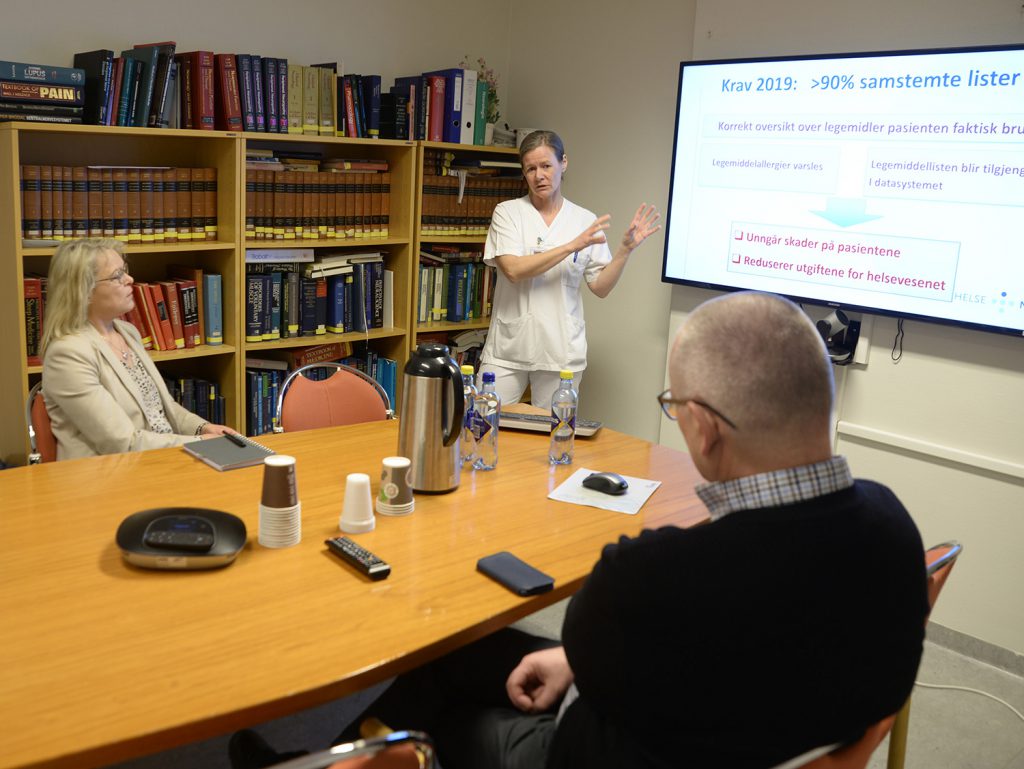 En mann som holder en presentasjon