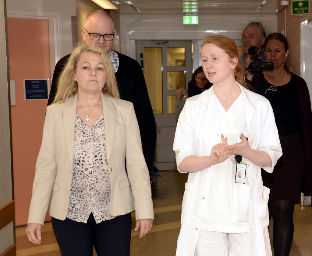 En gruppe mennesker som står i en korridor