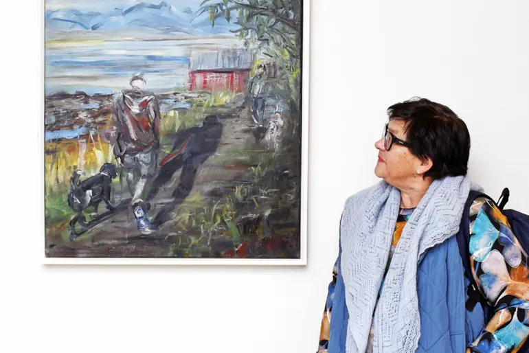 Eva Kramvik leder kunstkomiteen ved UNN.