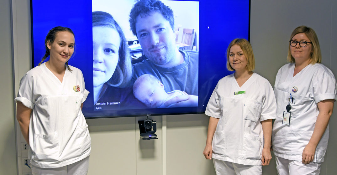 En gruppe kvinner i hvite skjorter