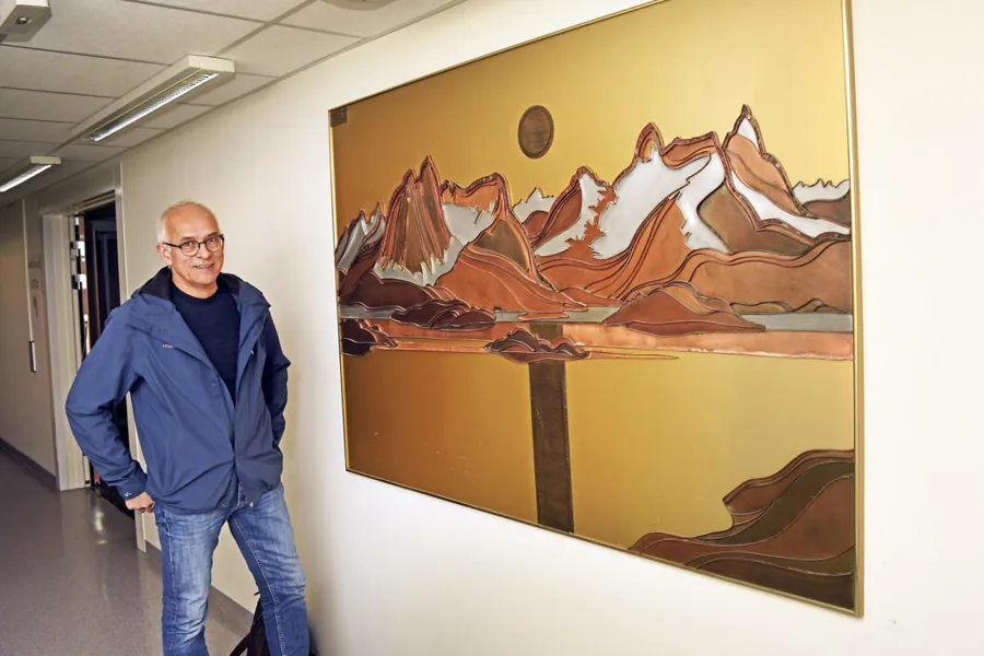 Viggo Søderblom viser frem et bilde av kunstneren Arne Linder Olsen.