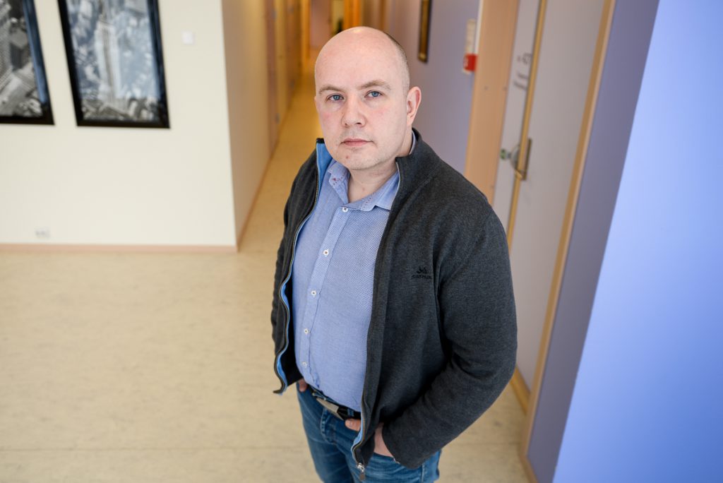 En person som står i en korridor