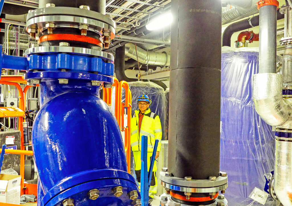 Mann stående i det tekniske rommet i nye UNN Narvik