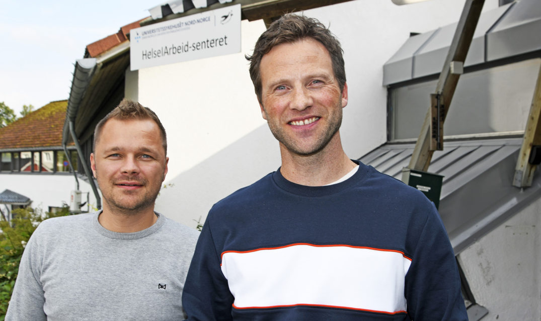 To menn som står sammen