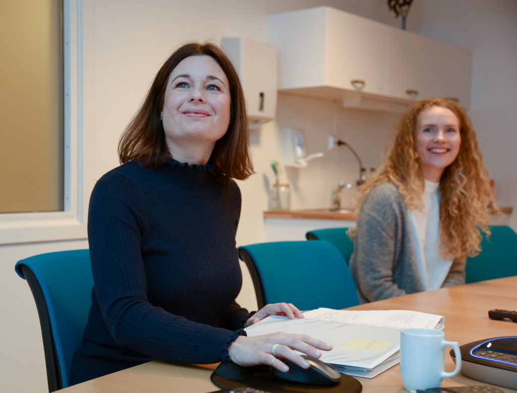 En kvinne som sitter ved et skrivebord