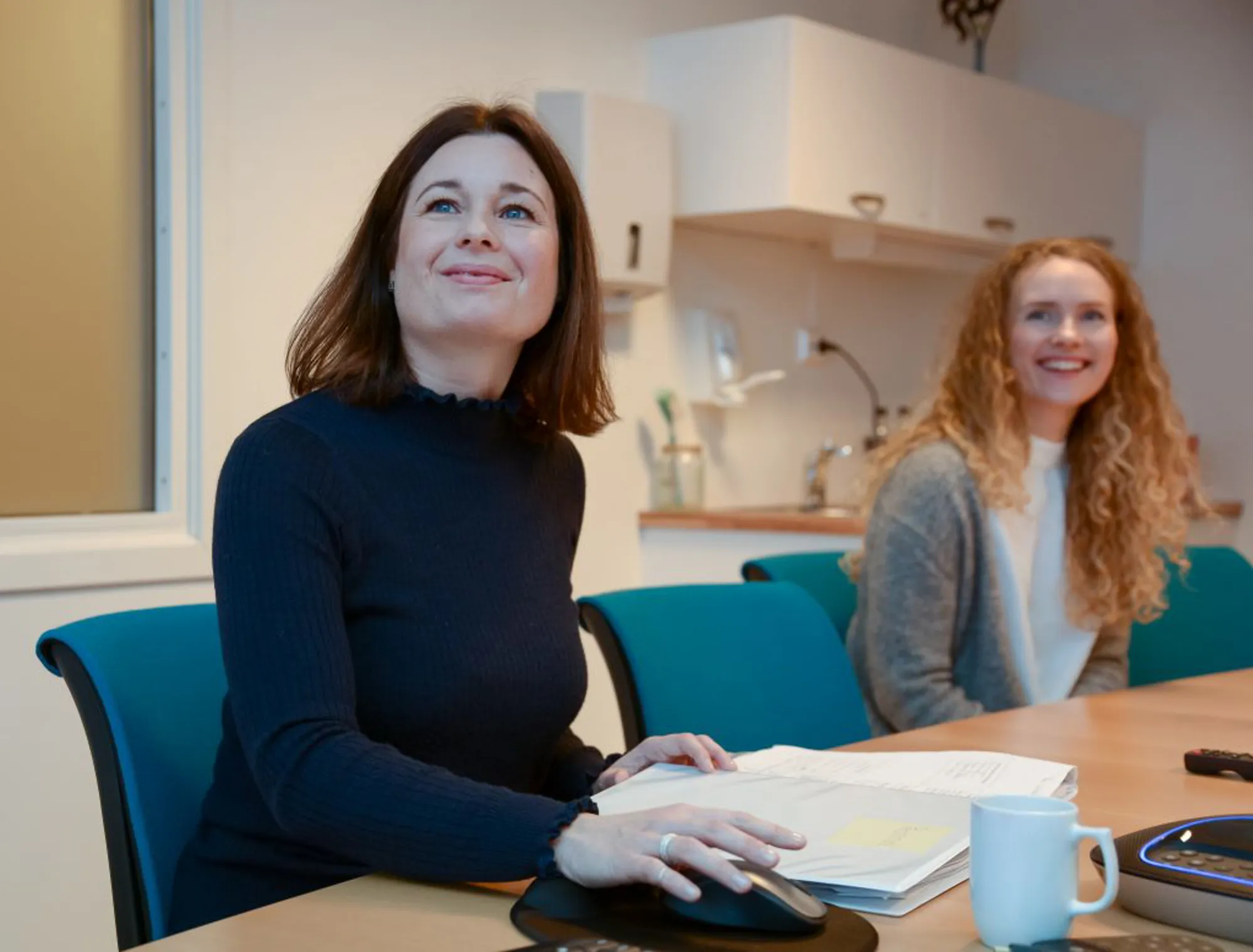 En kvinne som sitter ved et skrivebord