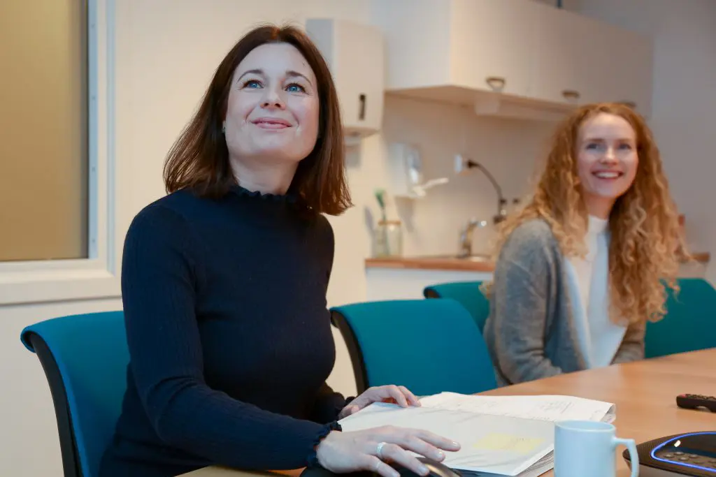 En kvinne som sitter ved et skrivebord