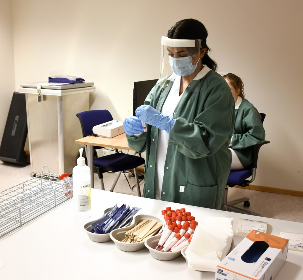 En person med maske og maske