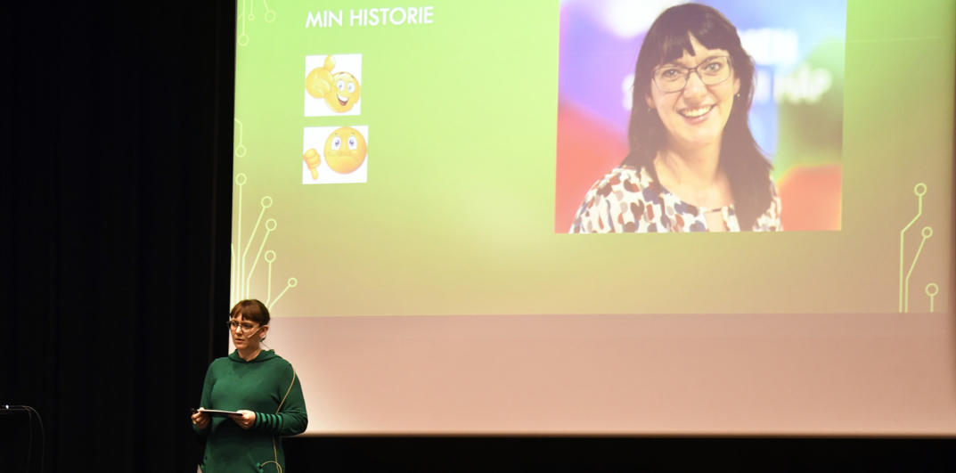 En person som står foran en skjerm