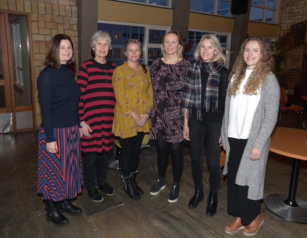 En gruppe kvinner som poserer for et bilde