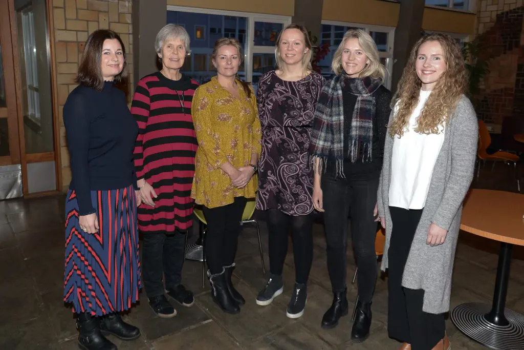 En gruppe kvinner som poserer for et bilde