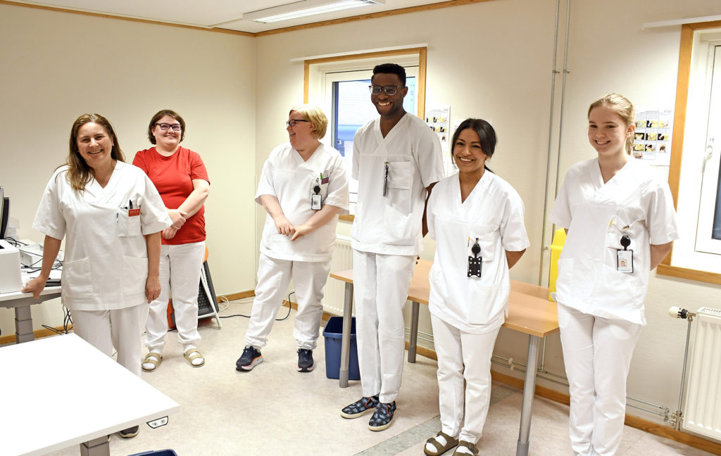 En gruppe mennesker i hvite laboratoriefrakker