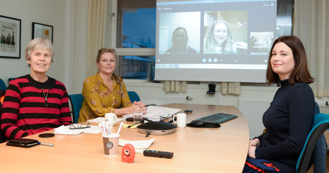 Noen få kvinner som sitter ved et bord