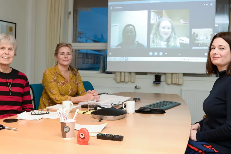 Noen få kvinner som sitter ved et bord